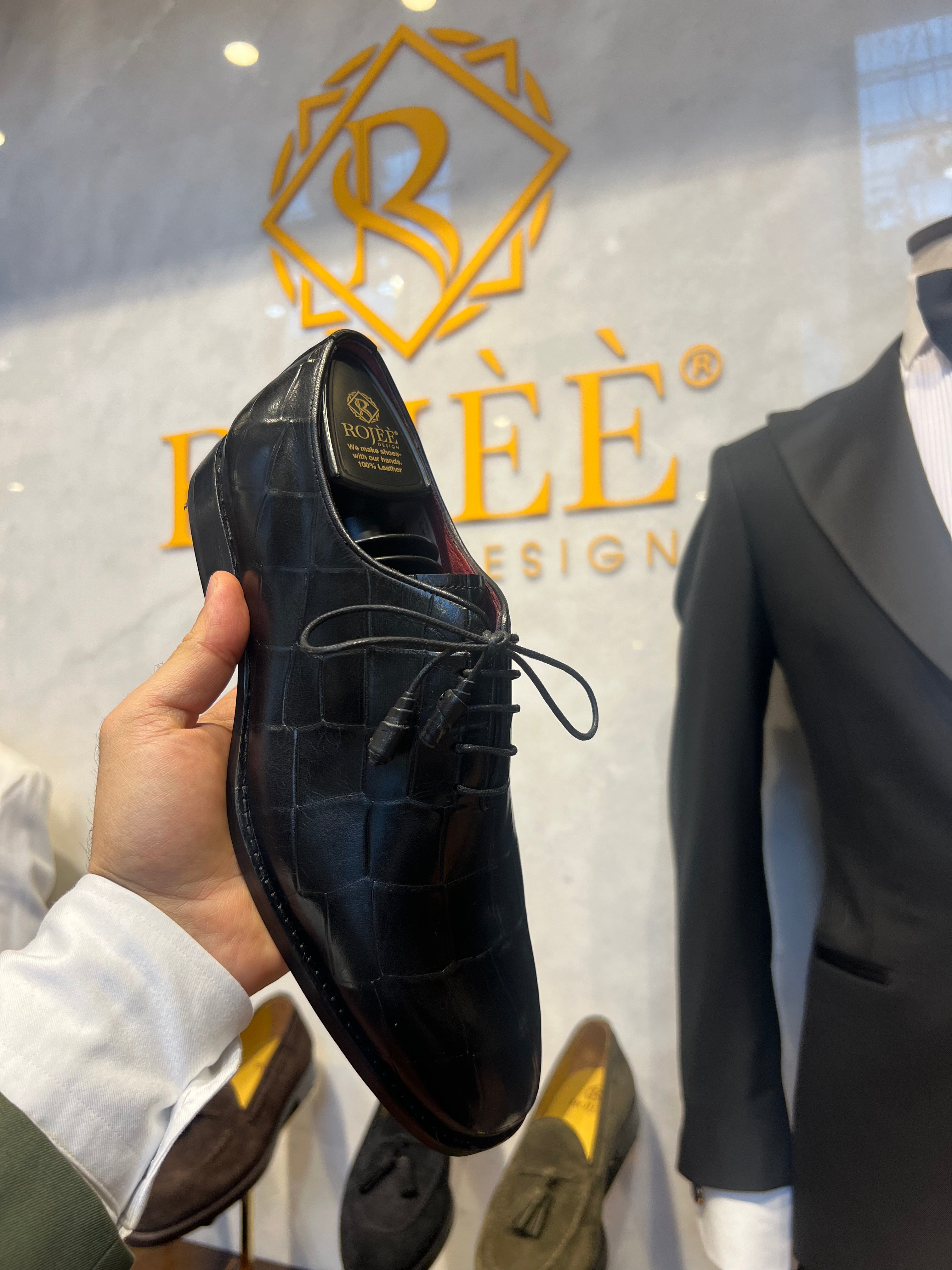 shoelaces, crocodile-embossed shoes