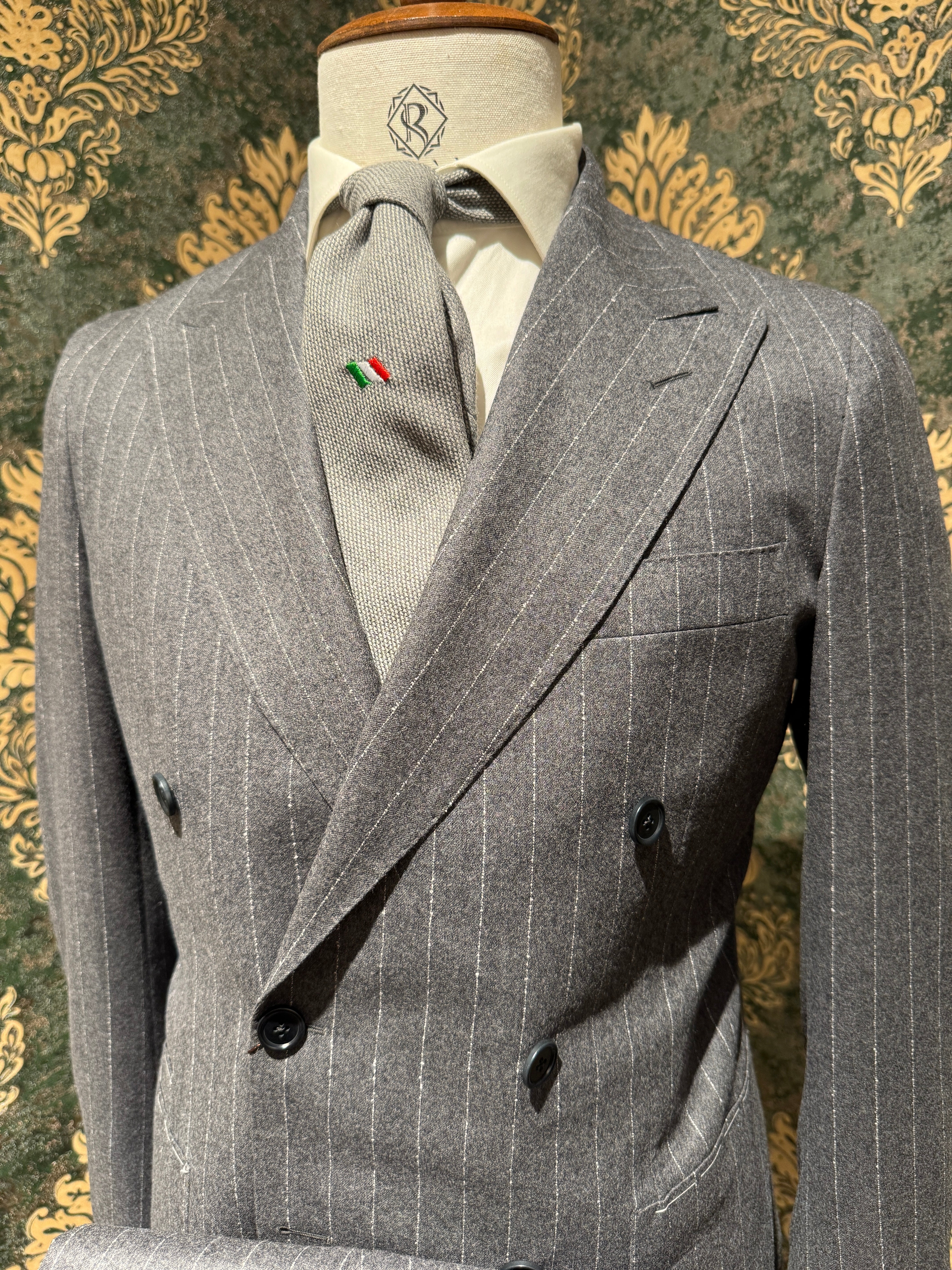 Zweireihiger Grau Nadelstreifenanzug