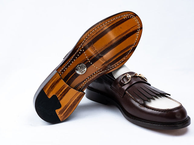 Horsebit-Loafer mit Franzen (Kiltie-Loafer) in Two-Tone-Optik.