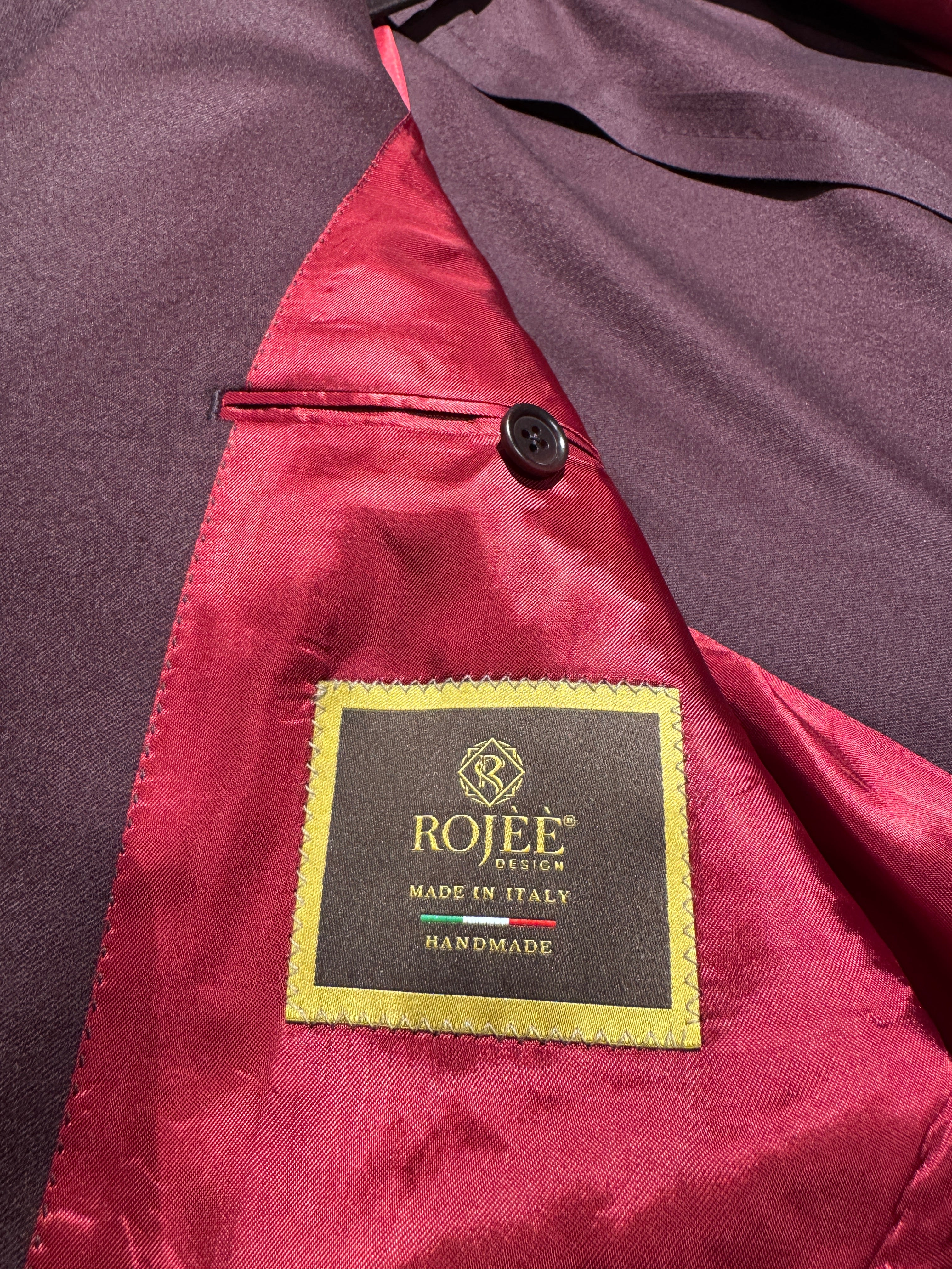 Zweireihiger Flanellanzug in Bordeaux.