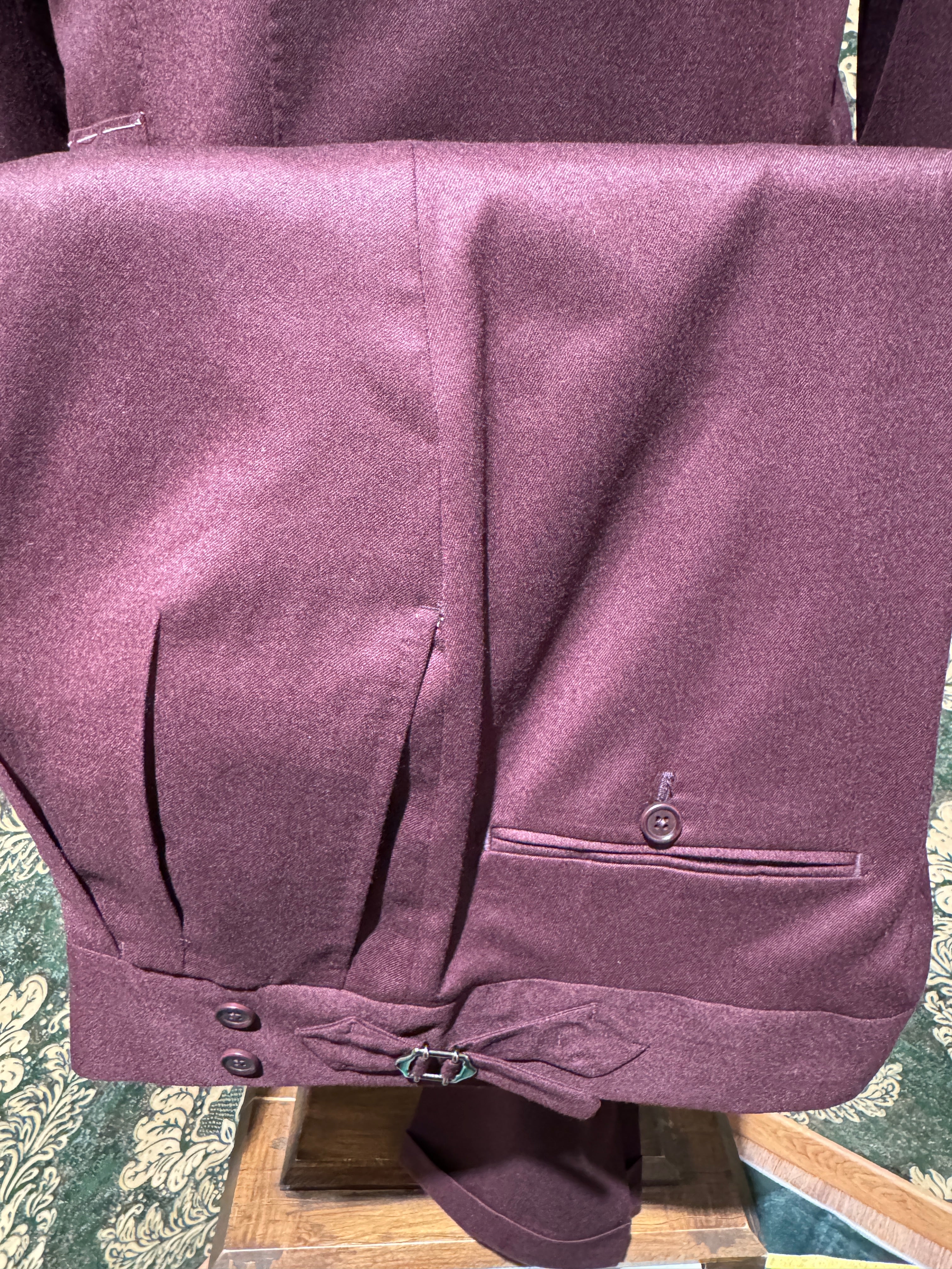 Zweireihiger Flanellanzug in Bordeaux.