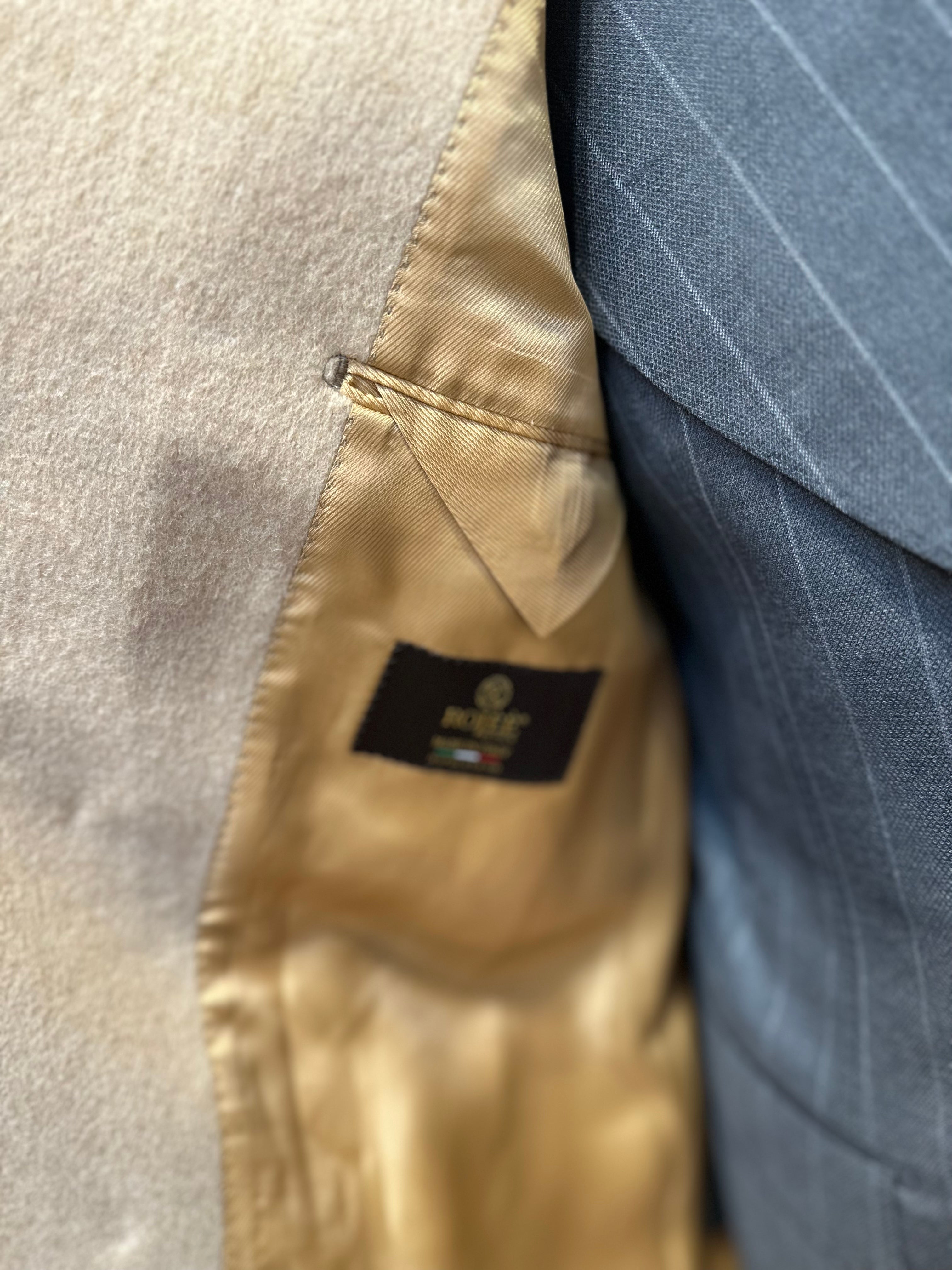 Coat 100% cashmere.