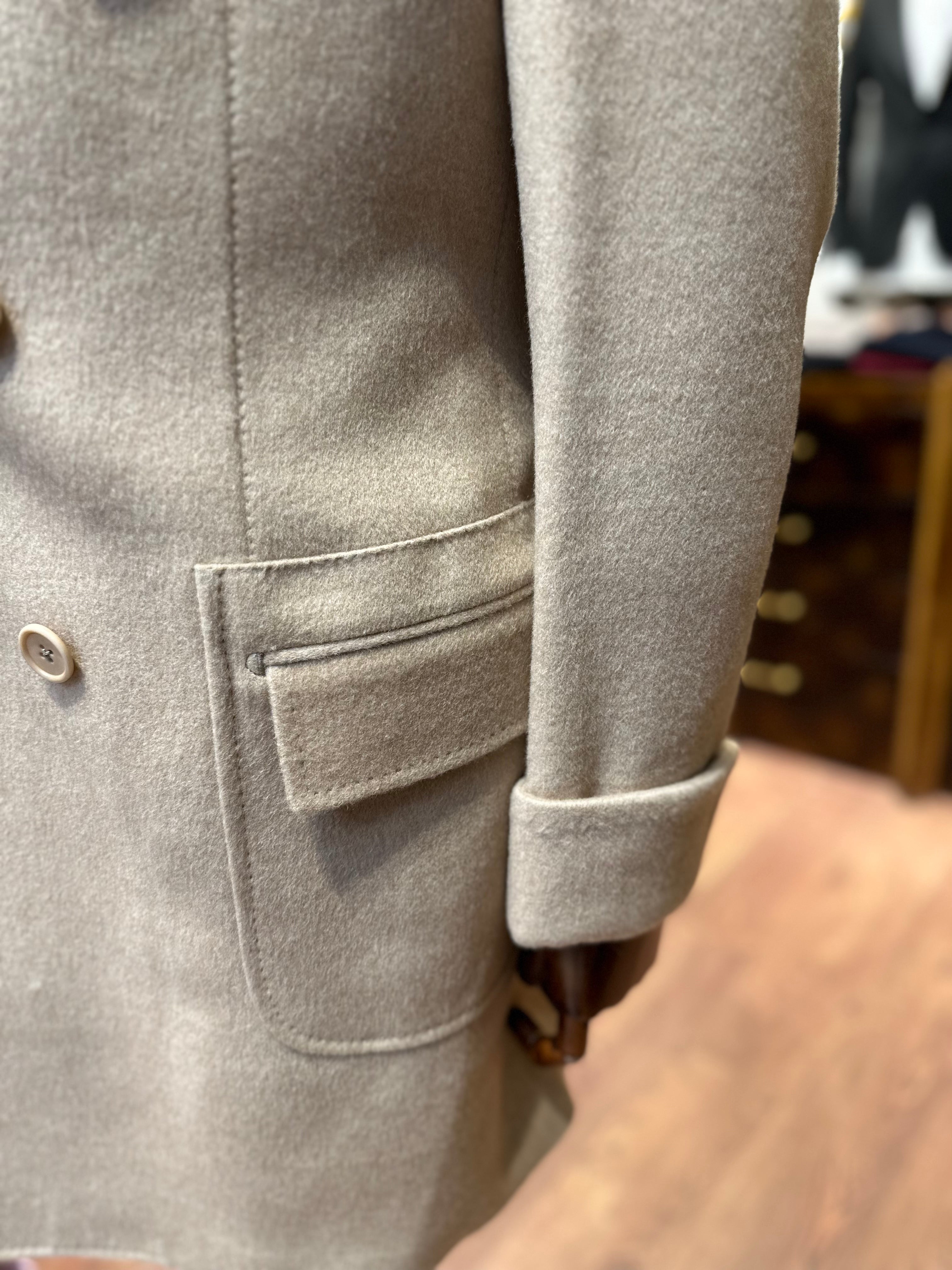 Coat 100% cashmere.