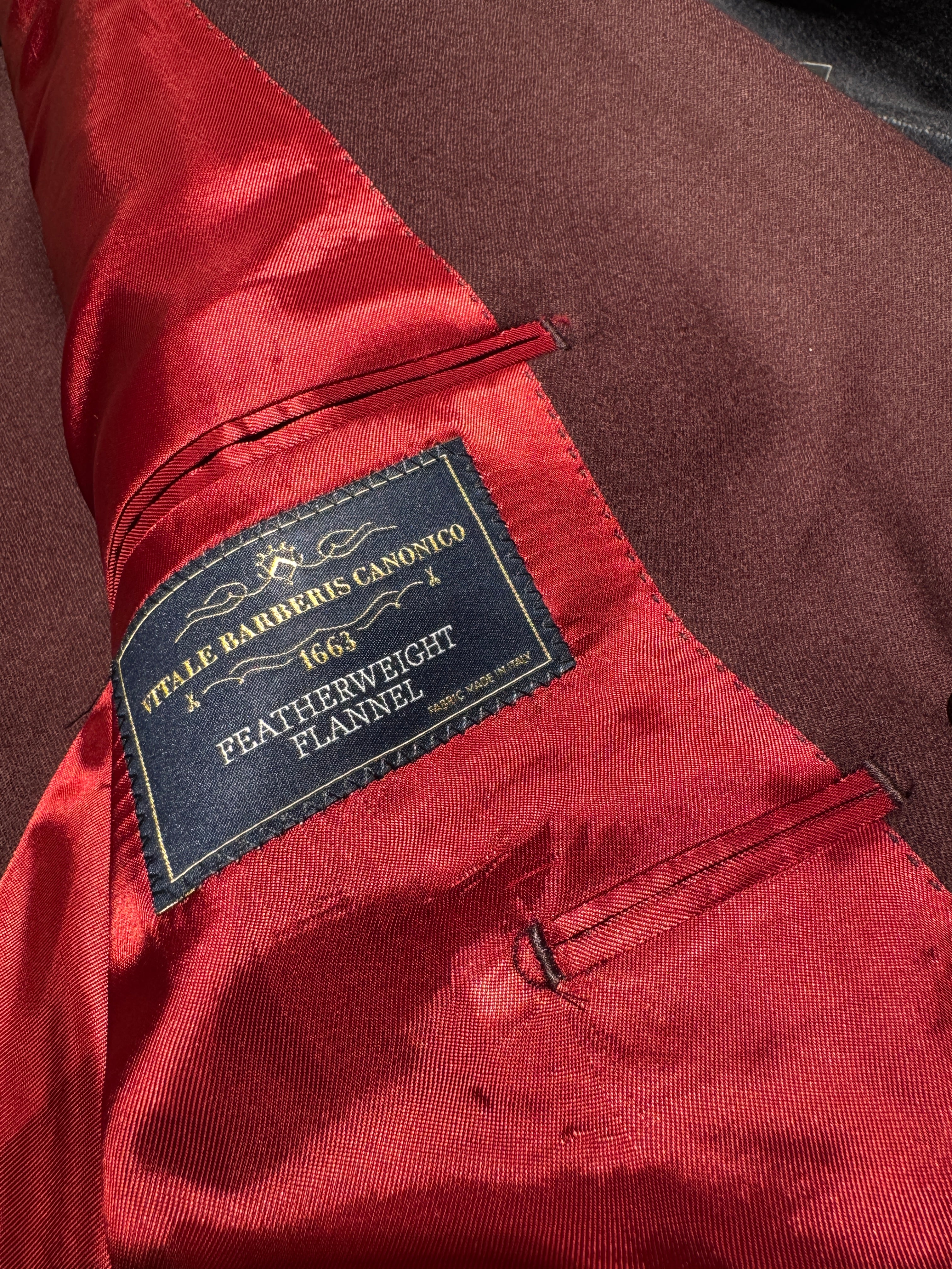 Zweireihiger Flanellanzug in Bordeaux.