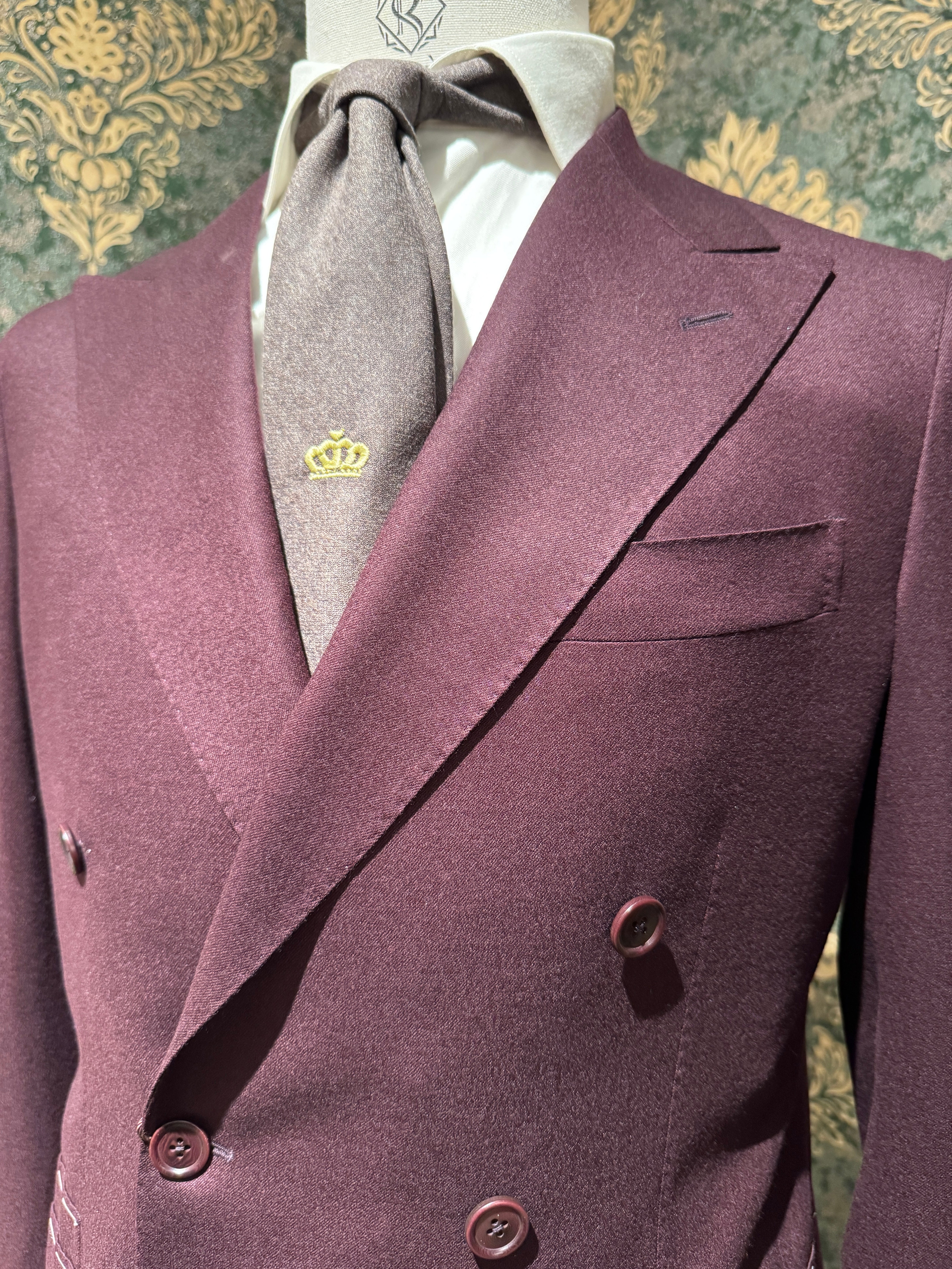 Zweireihiger Flanellanzug in Bordeaux.