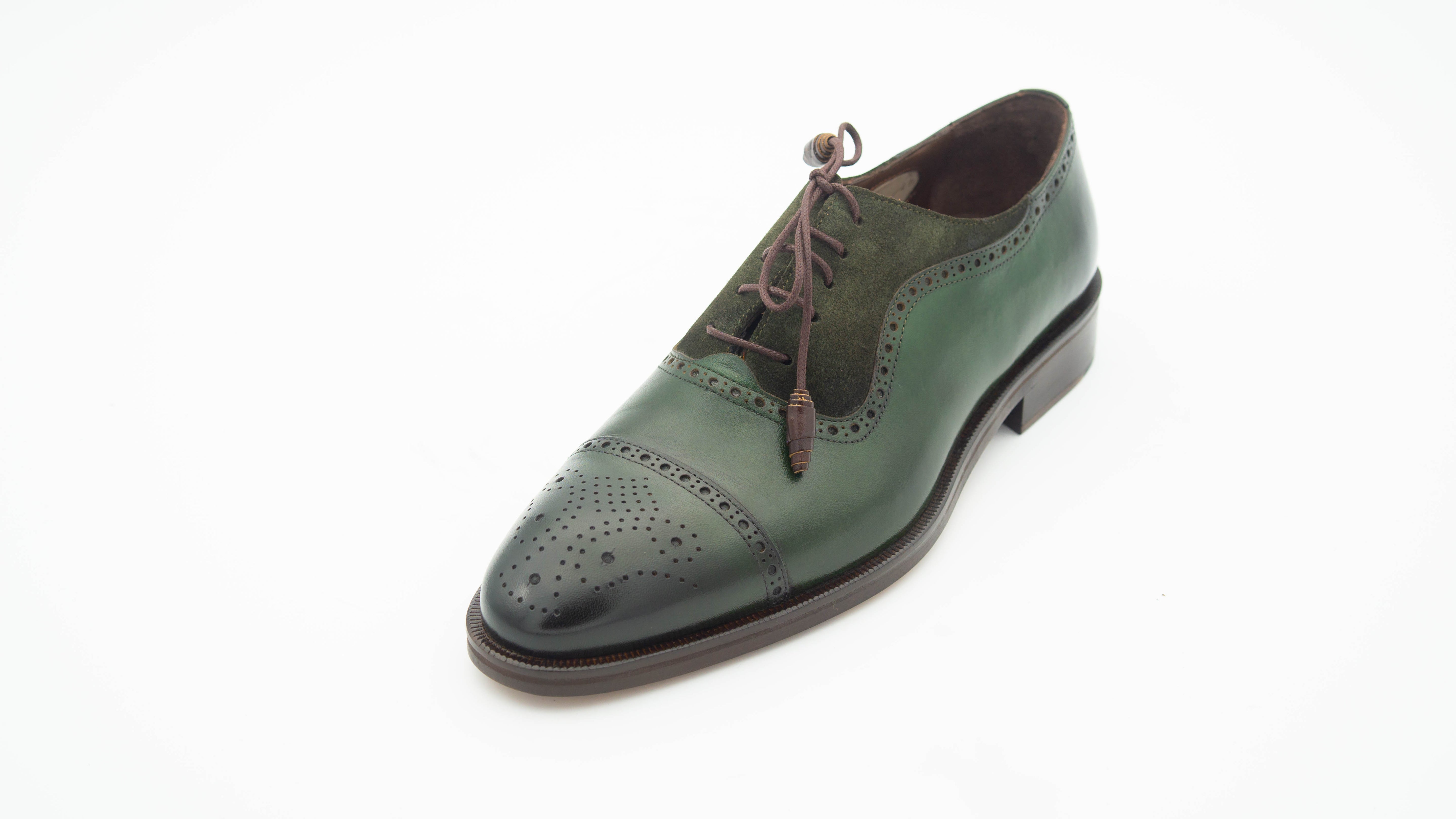 lace-up shoes with leather laces