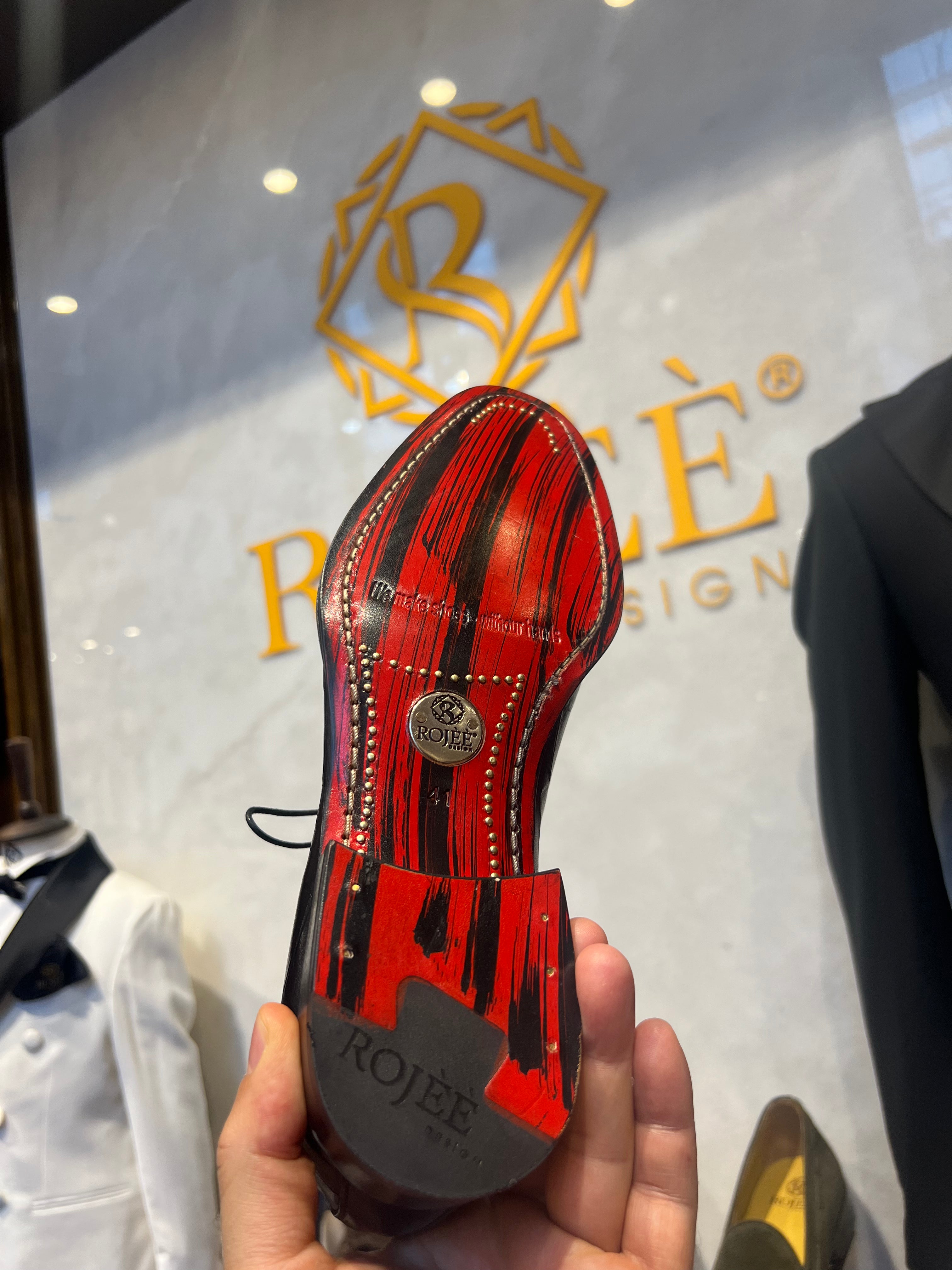 shoelaces, crocodile-embossed shoes