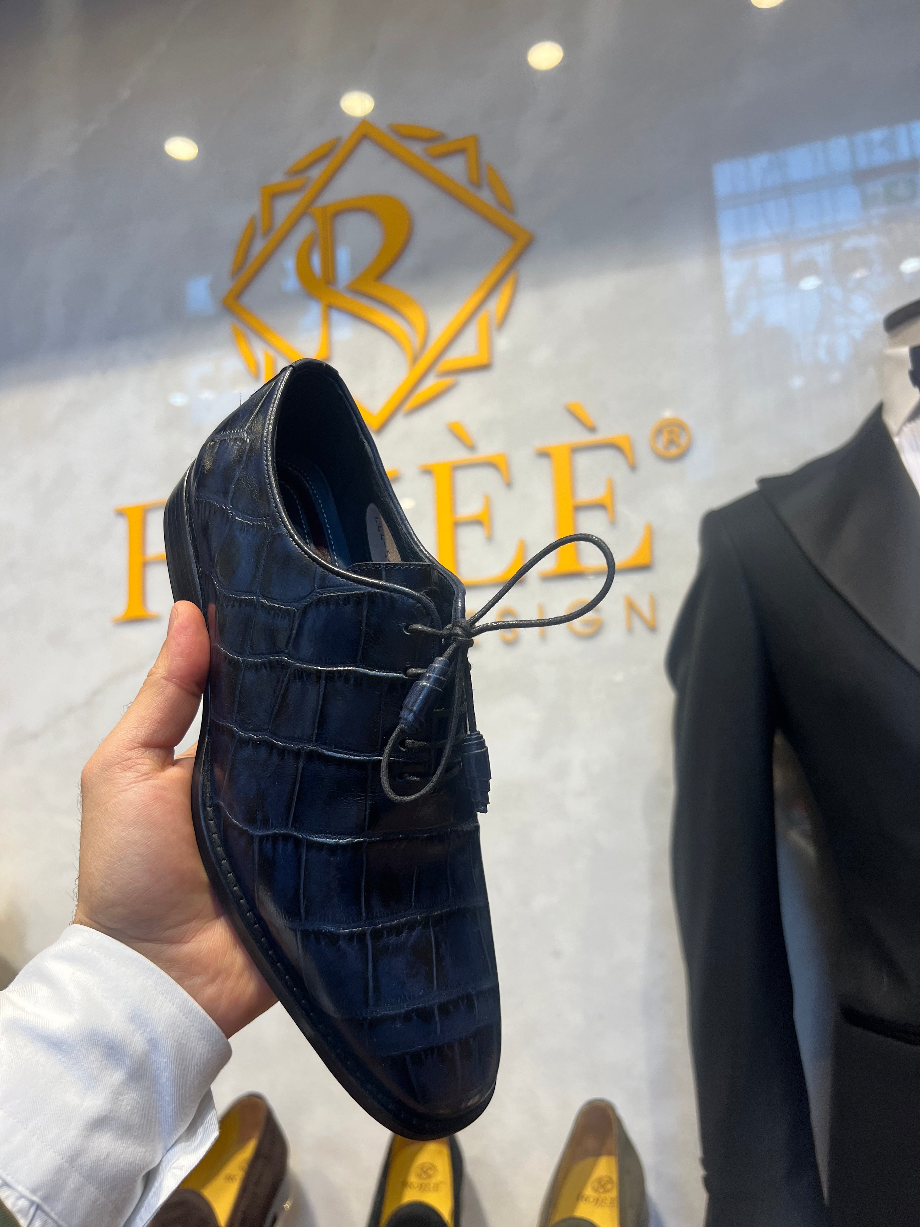 shoelaces, crocodile-embossed shoes