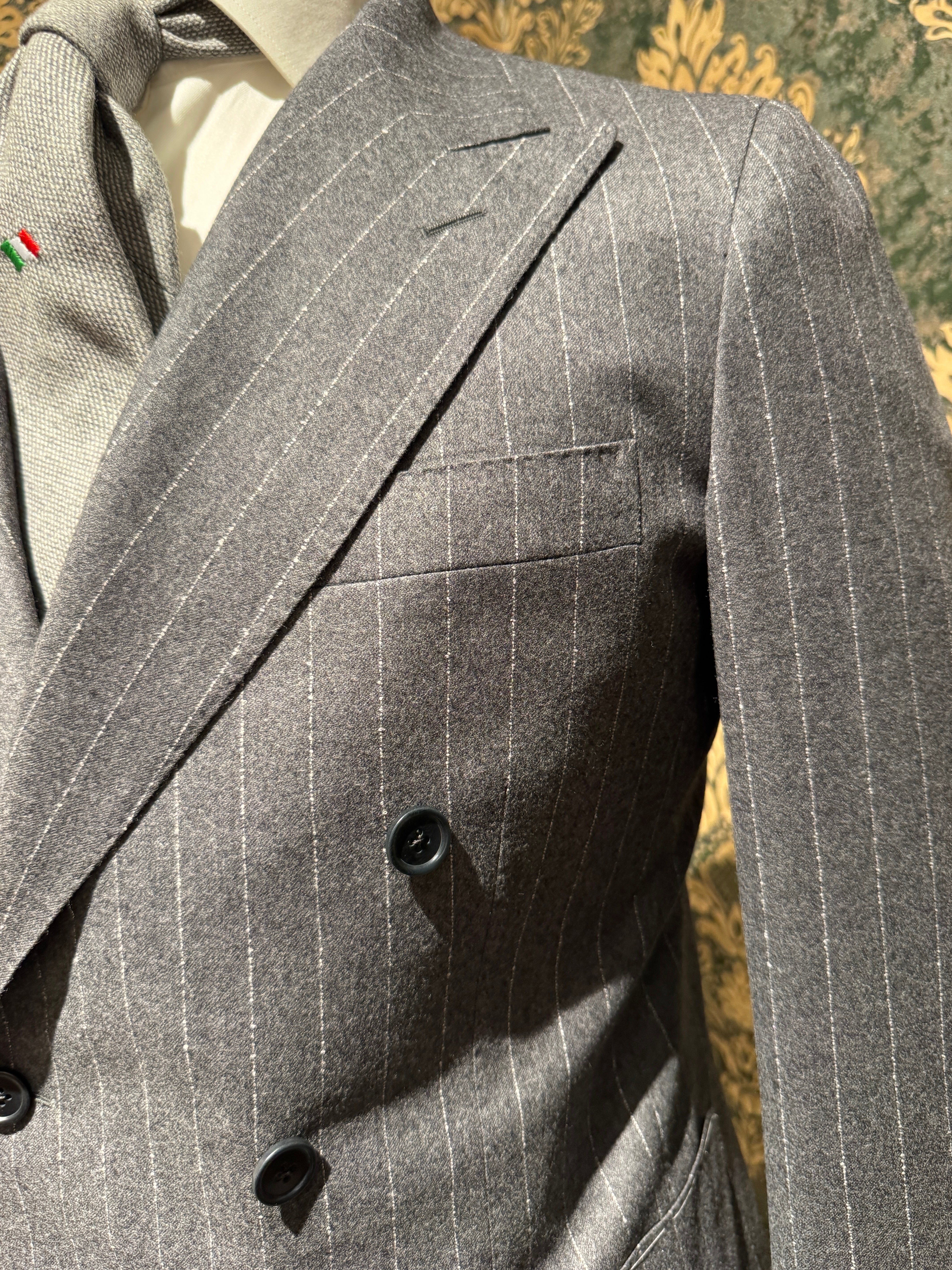 Zweireihiger Grau Nadelstreifenanzug