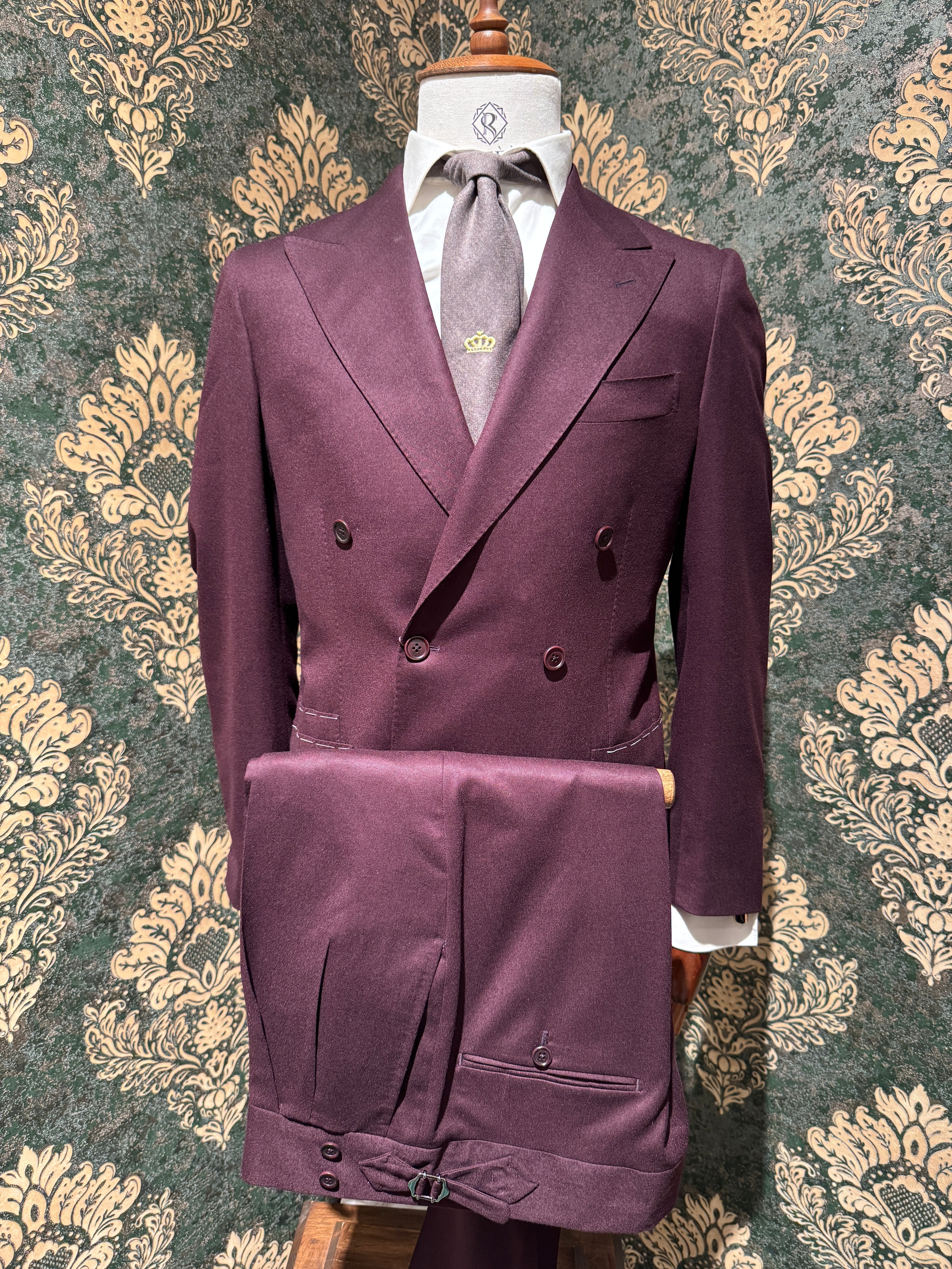 Zweireihiger Flanellanzug in Bordeaux.