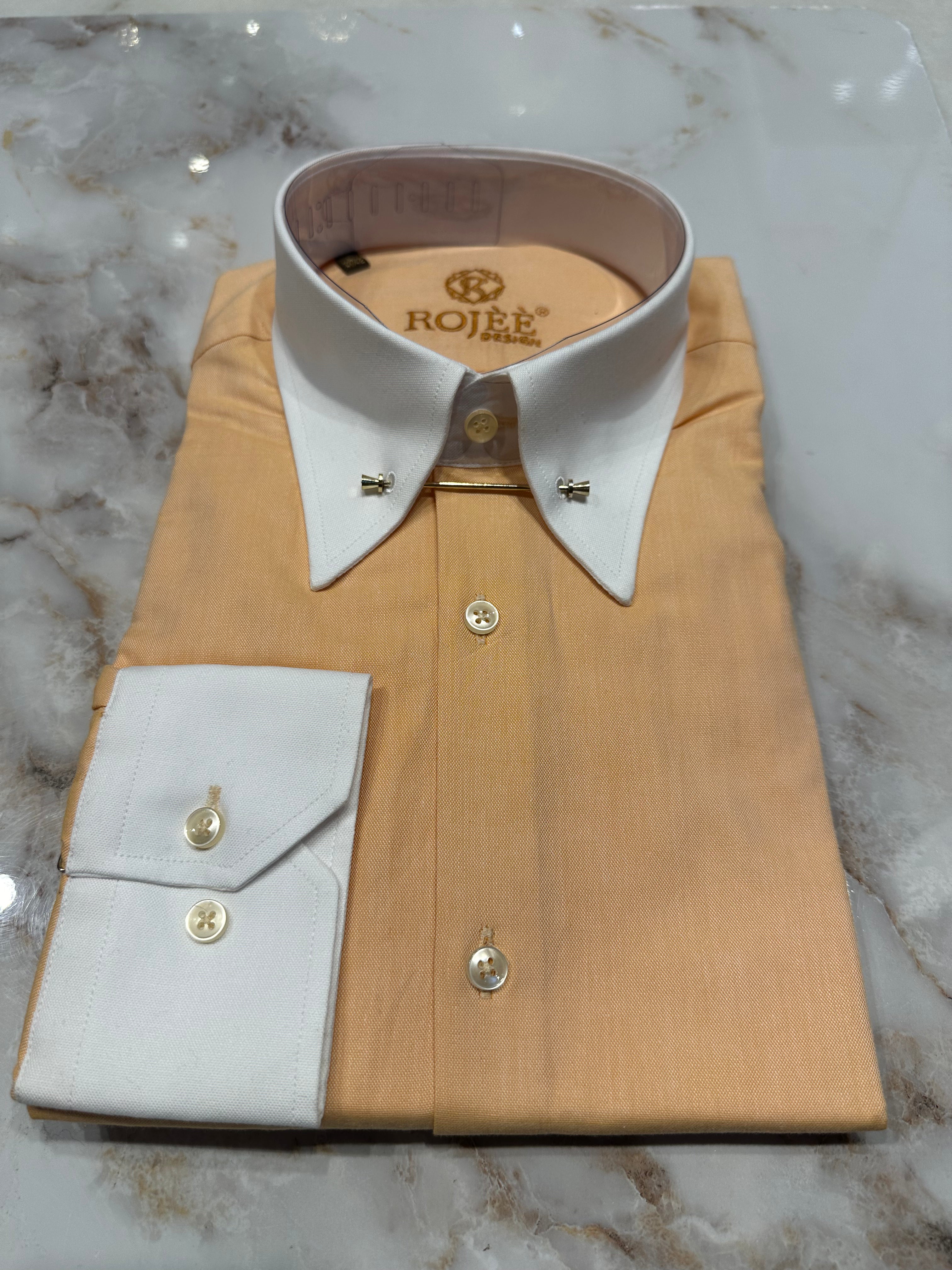 Salmon-colored shirt with white collar / shark collar / round collar / point collar