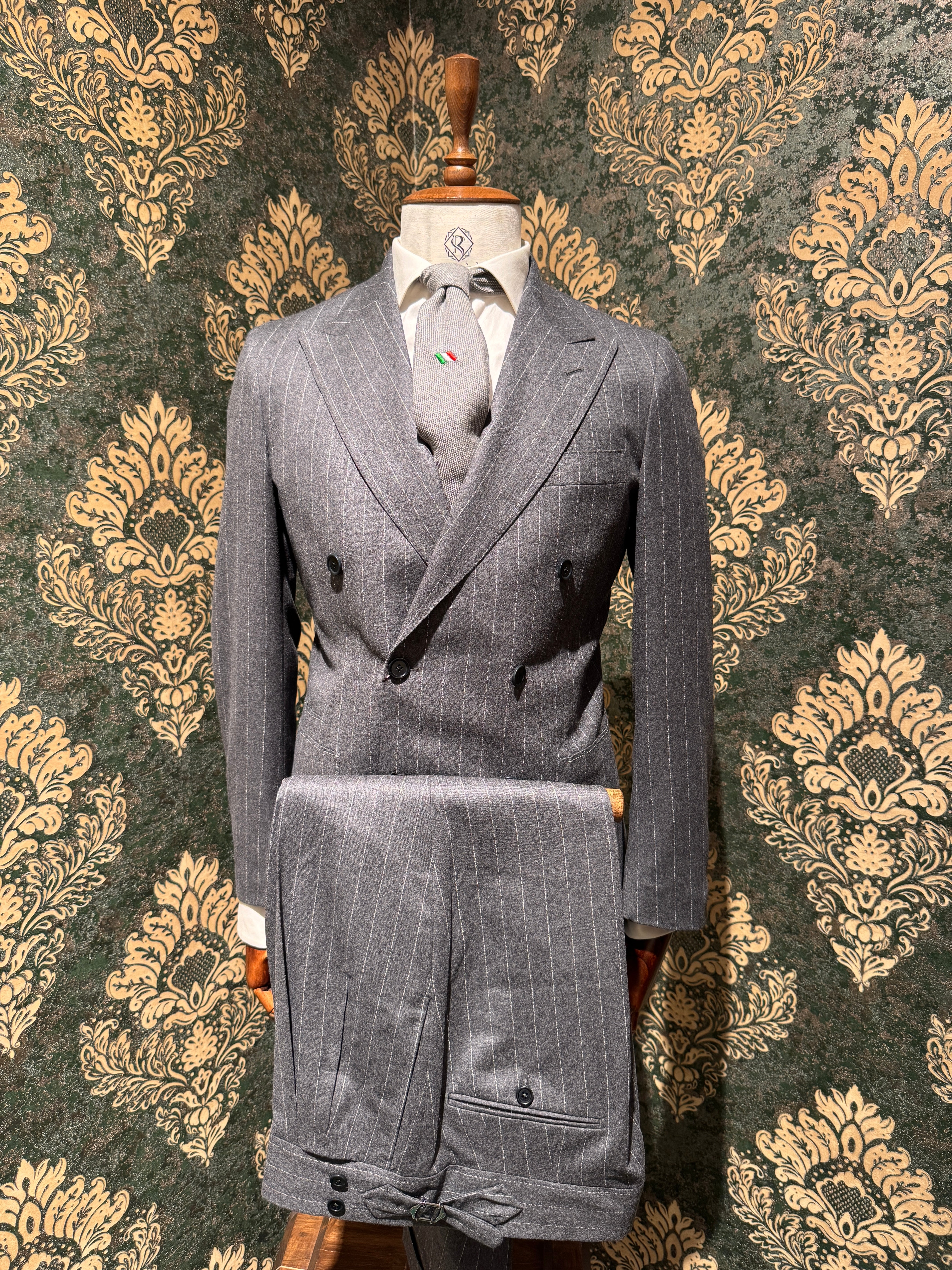 Zweireihiger Grau Nadelstreifenanzug