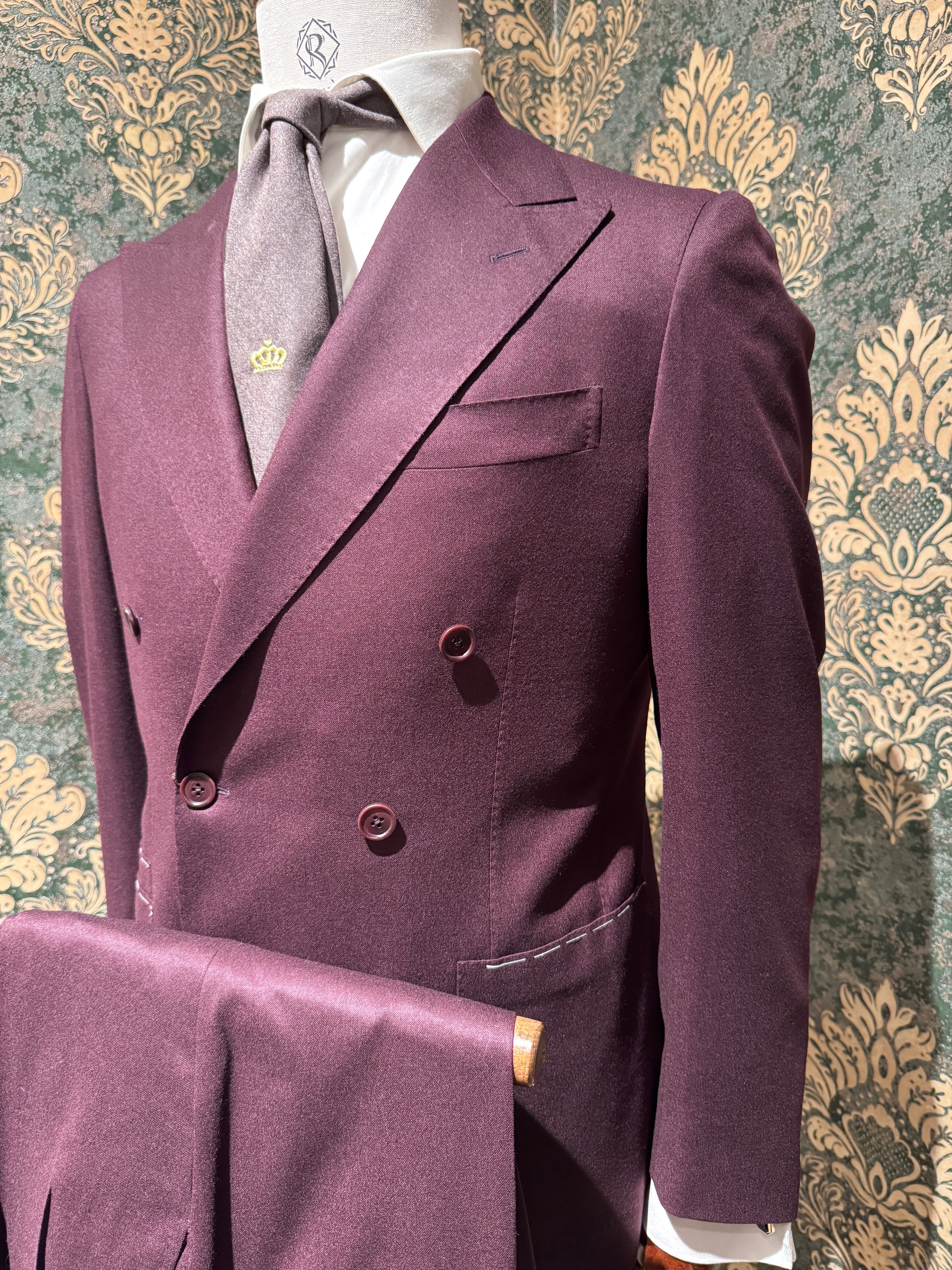 Zweireihiger Flanellanzug in Bordeaux.