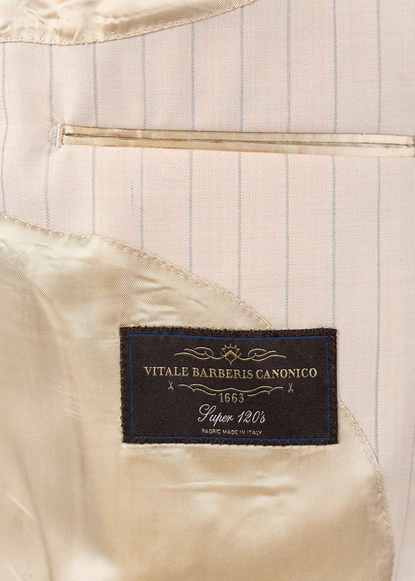 Elegante Serie in edlem Beige mit feinen grauen Nadelstreifen