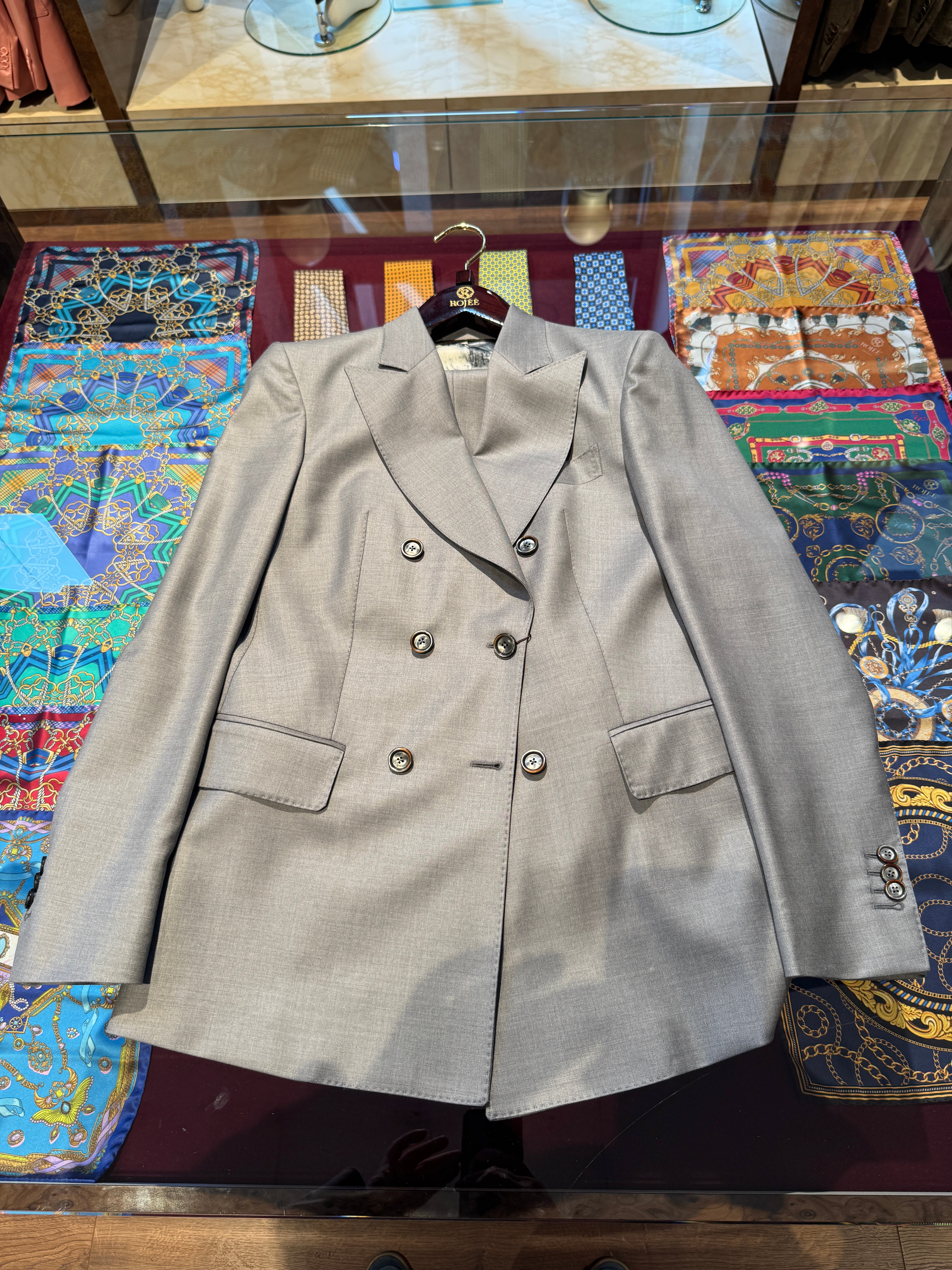 Damenanzüge Farbe Grau Stoffmarke Loro Piana