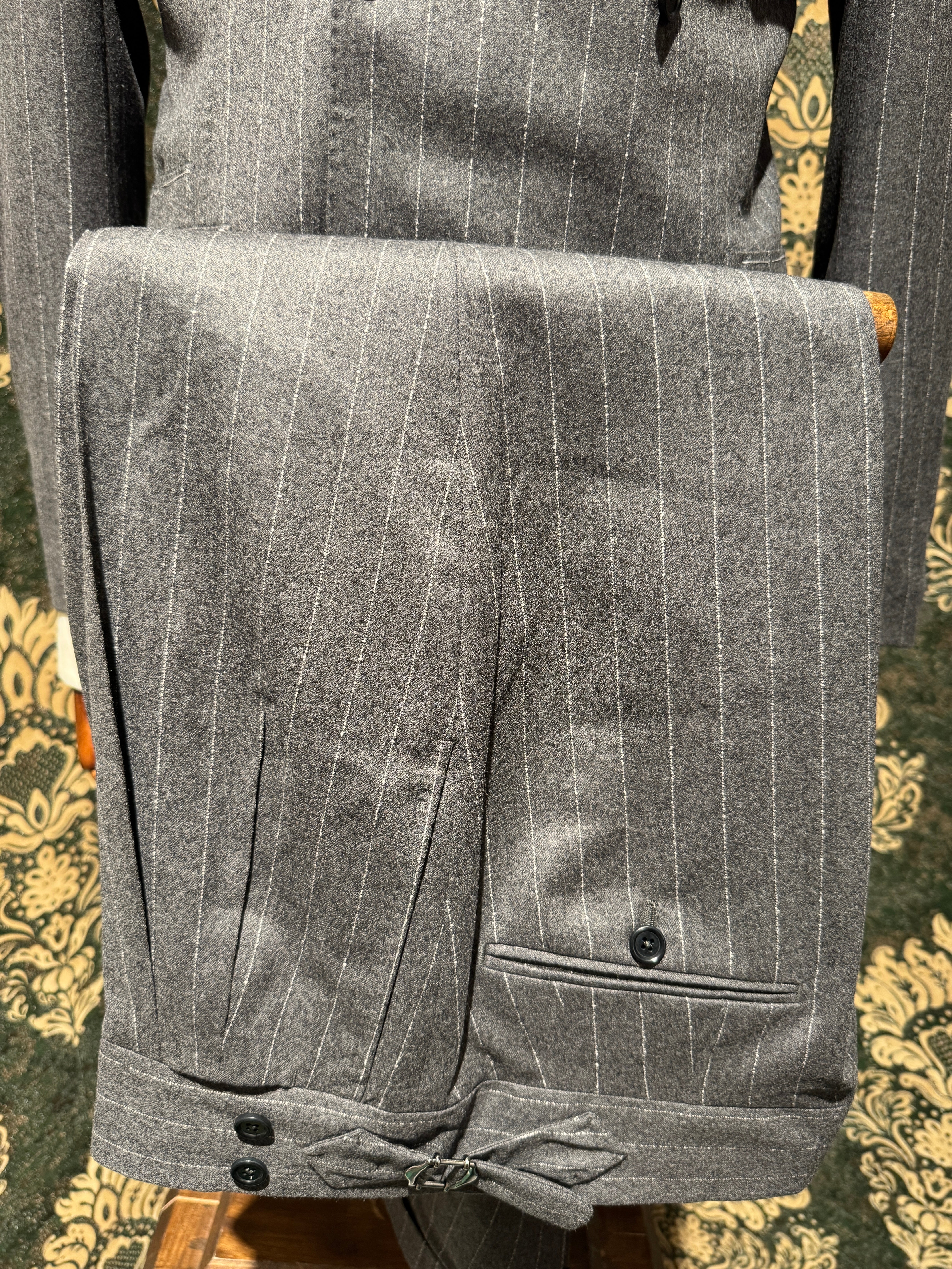 Zweireihiger Grau Nadelstreifenanzug