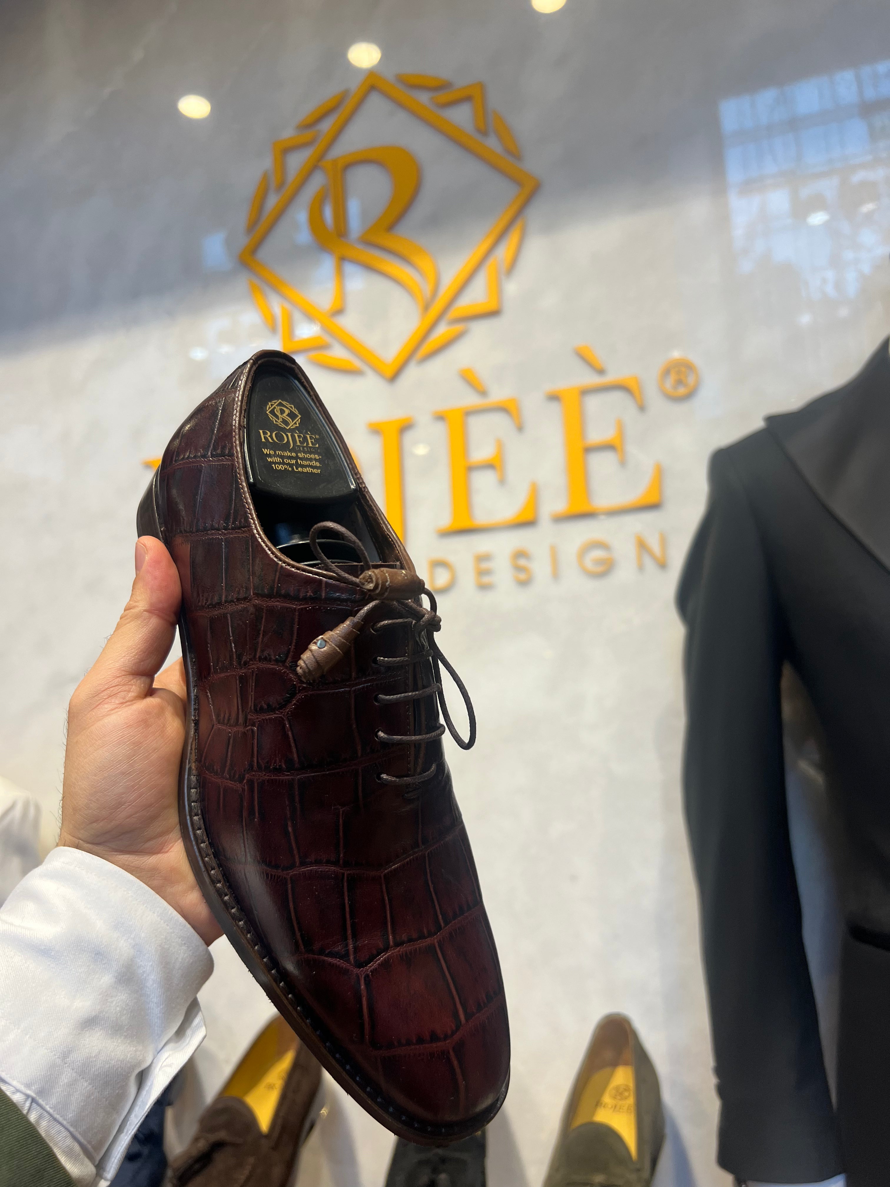 shoelaces, crocodile-embossed shoes￼