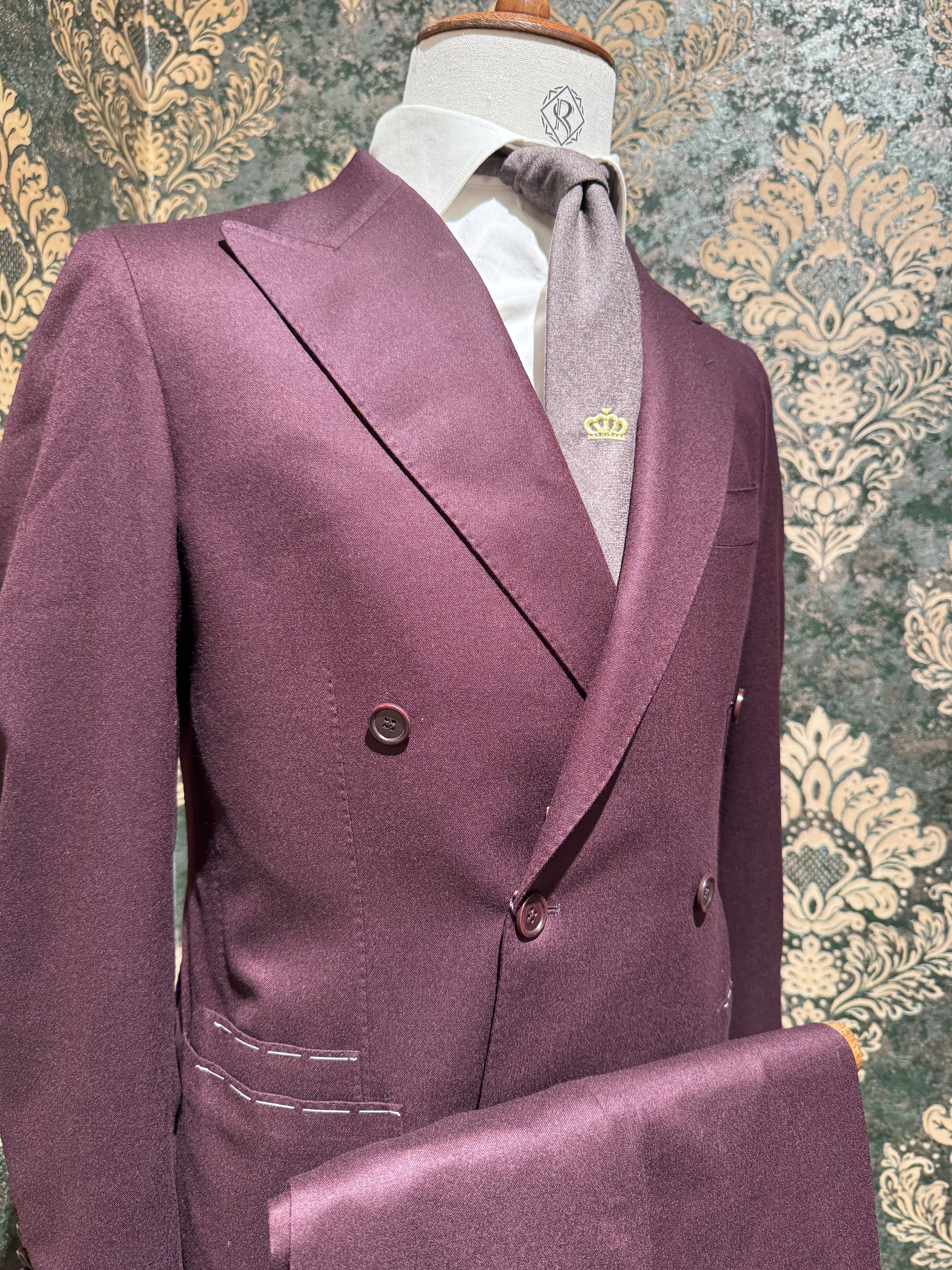 Zweireihiger Flanellanzug in Bordeaux.