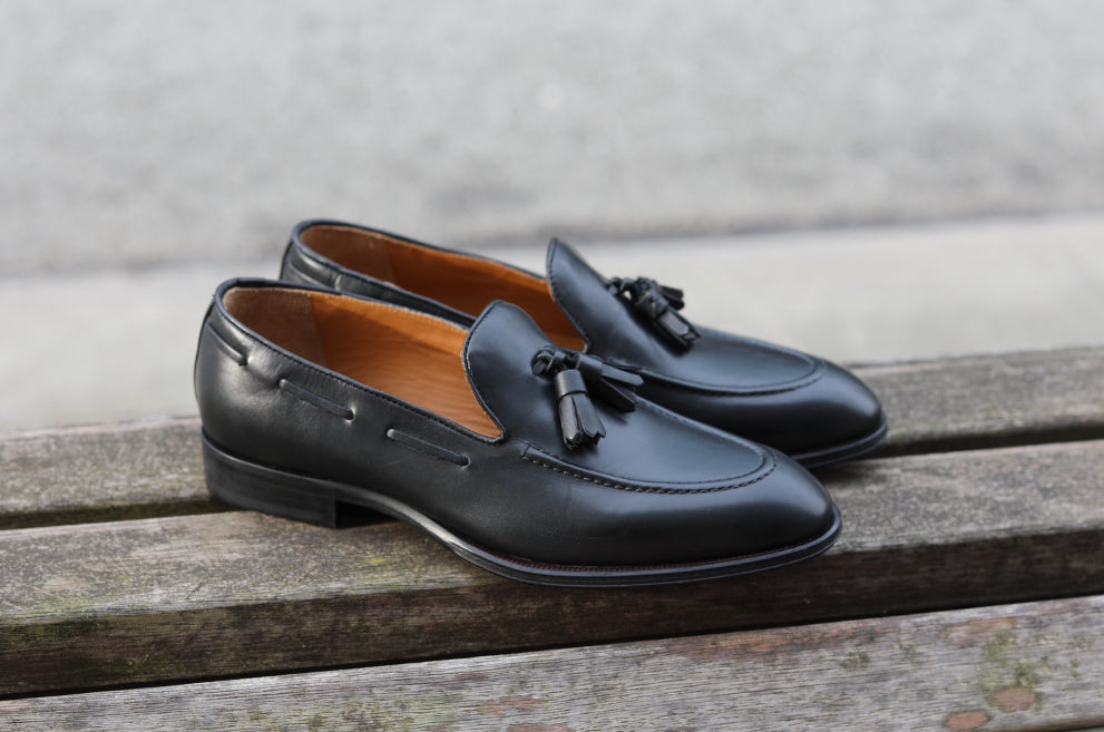 Loafer with pompom